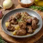 Gebratene Leber mit Zwiebeln und Äpfeln: Traditionelles Rezept für zart, einfach & schnell zubereitet 132 378