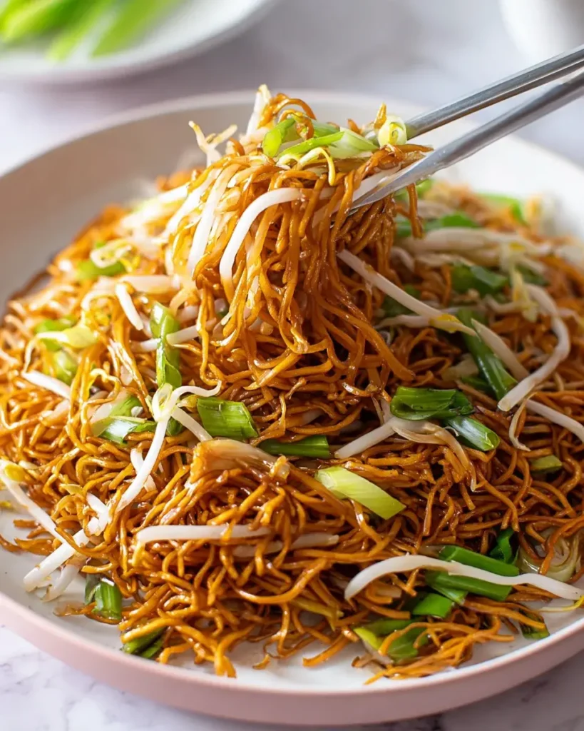 Leckeres Cantonese Chow Mein mit Rindfleisch und Gemüse