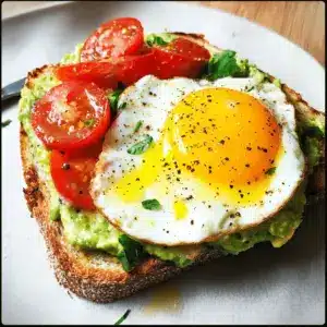 Avocado Toast mit Ei und Tomaten