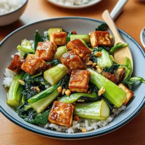 Gebratener Pak Choi mit knusprigem Tofu und Reis