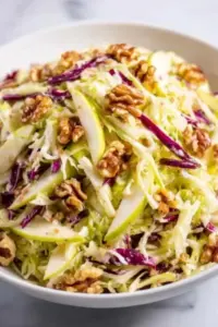 Weißkohlsalat mit Äpfeln und Walnüssen
