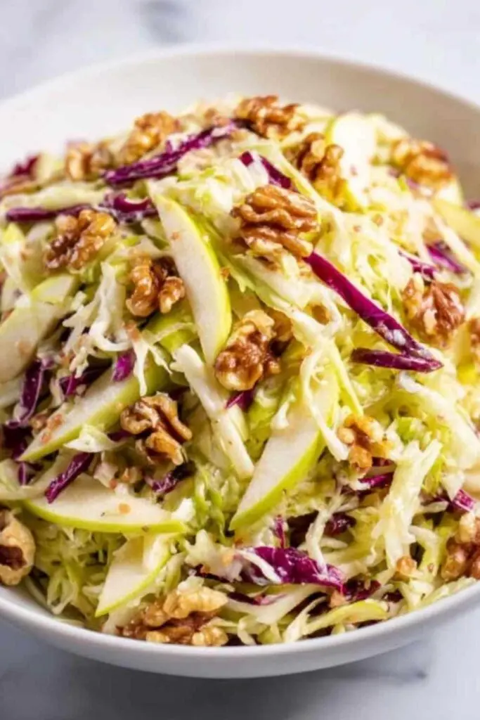 Weißkohlsalat mit Äpfeln und Walnüssen Rezept