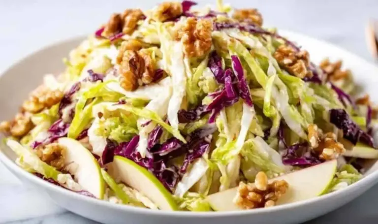 Gesunder Weißkohlsalat mit Äpfeln und Walnüssen – Perfekte Beilage