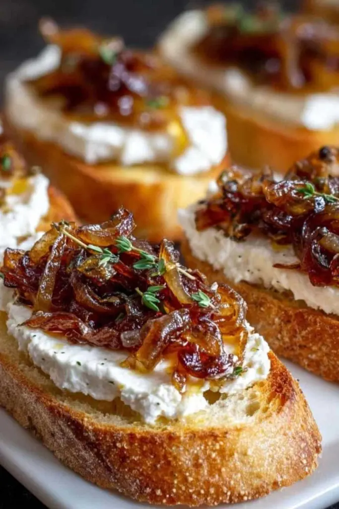 Ziegenkäse Crostini karamellisierte Zwiebeln