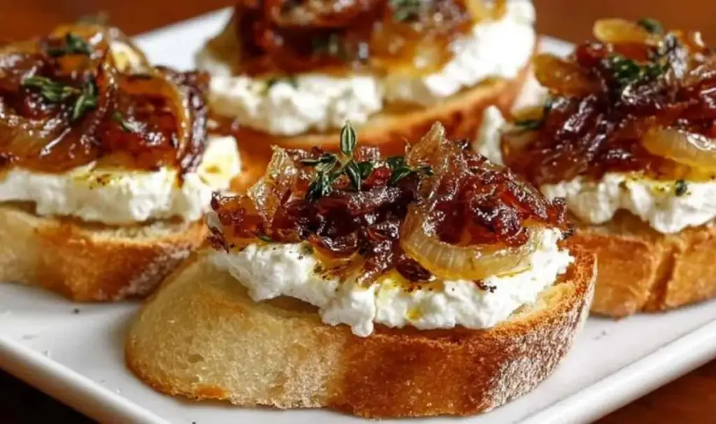 Ziegenkäse-Crostini mit karamellisierten Zwiebeln