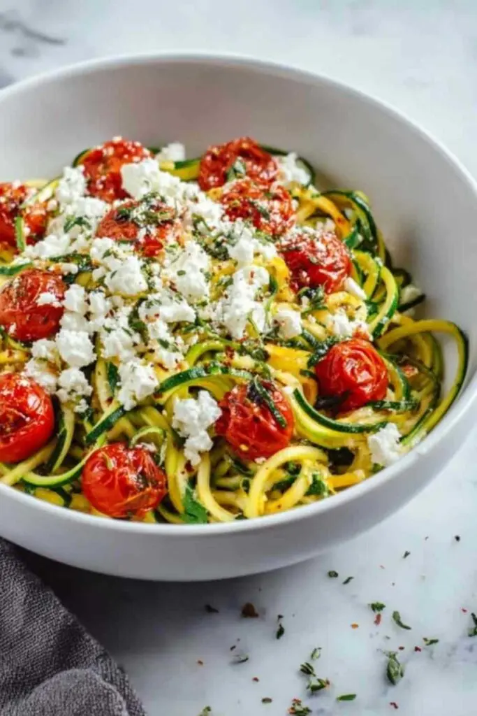 Zucchini-Pasta mit Feta und Kirschtomaten - Leichtes Sommerrezept 2 Zucchini Nudeln mit Feta